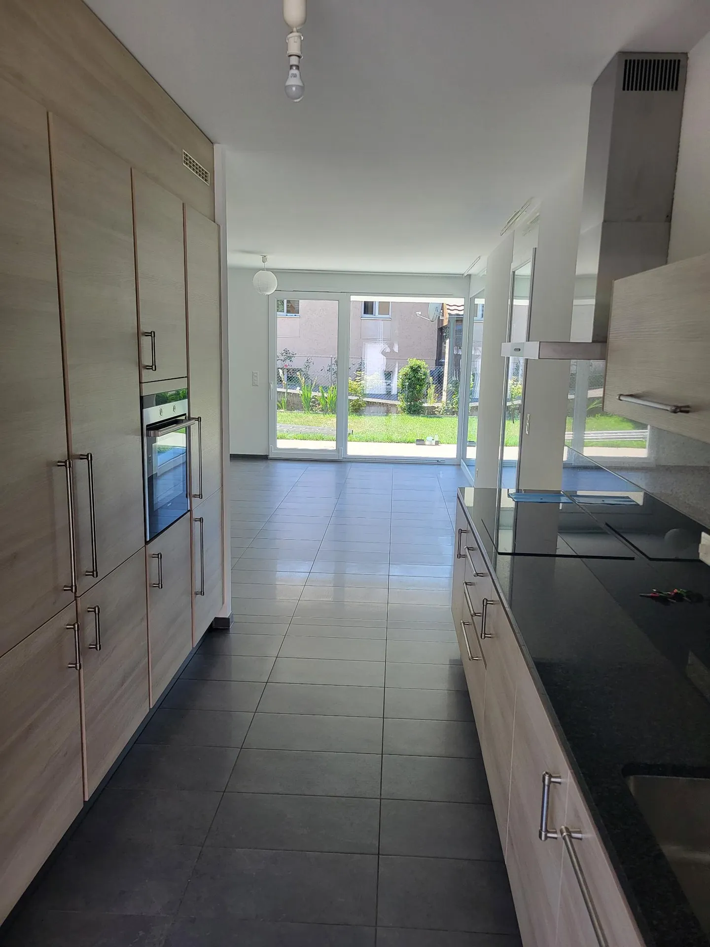 Modern Villa with Garden - Photo 4 of 12