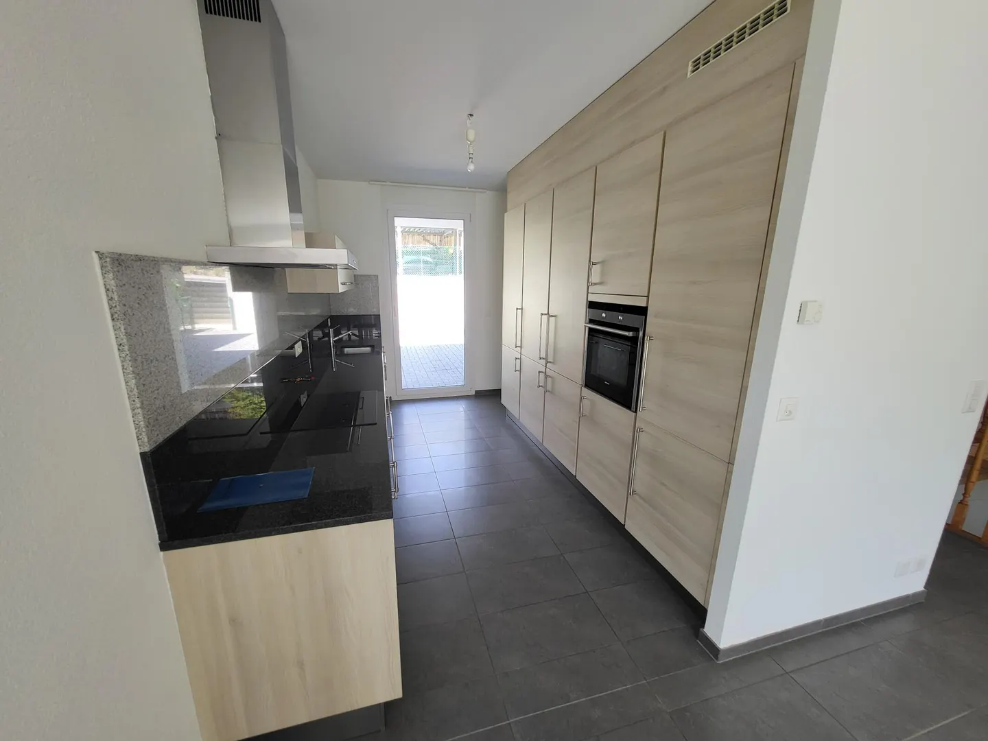 Modern Villa with Garden - Photo 3 of 12