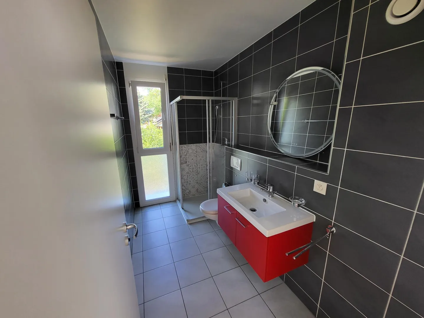 Modern Villa with Garden - Photo 11 of 12
