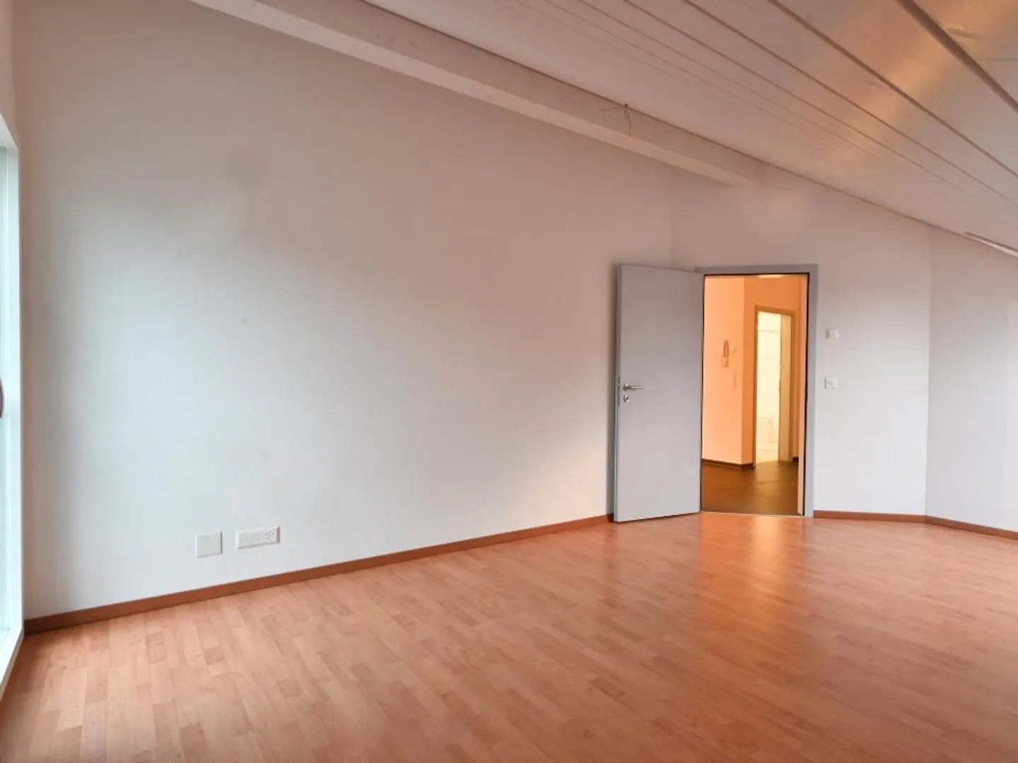 Gansingen: Ampio appartamento mansardato di 3,5 locali con balcone, camino e parcheggio - Foto 10 di 13