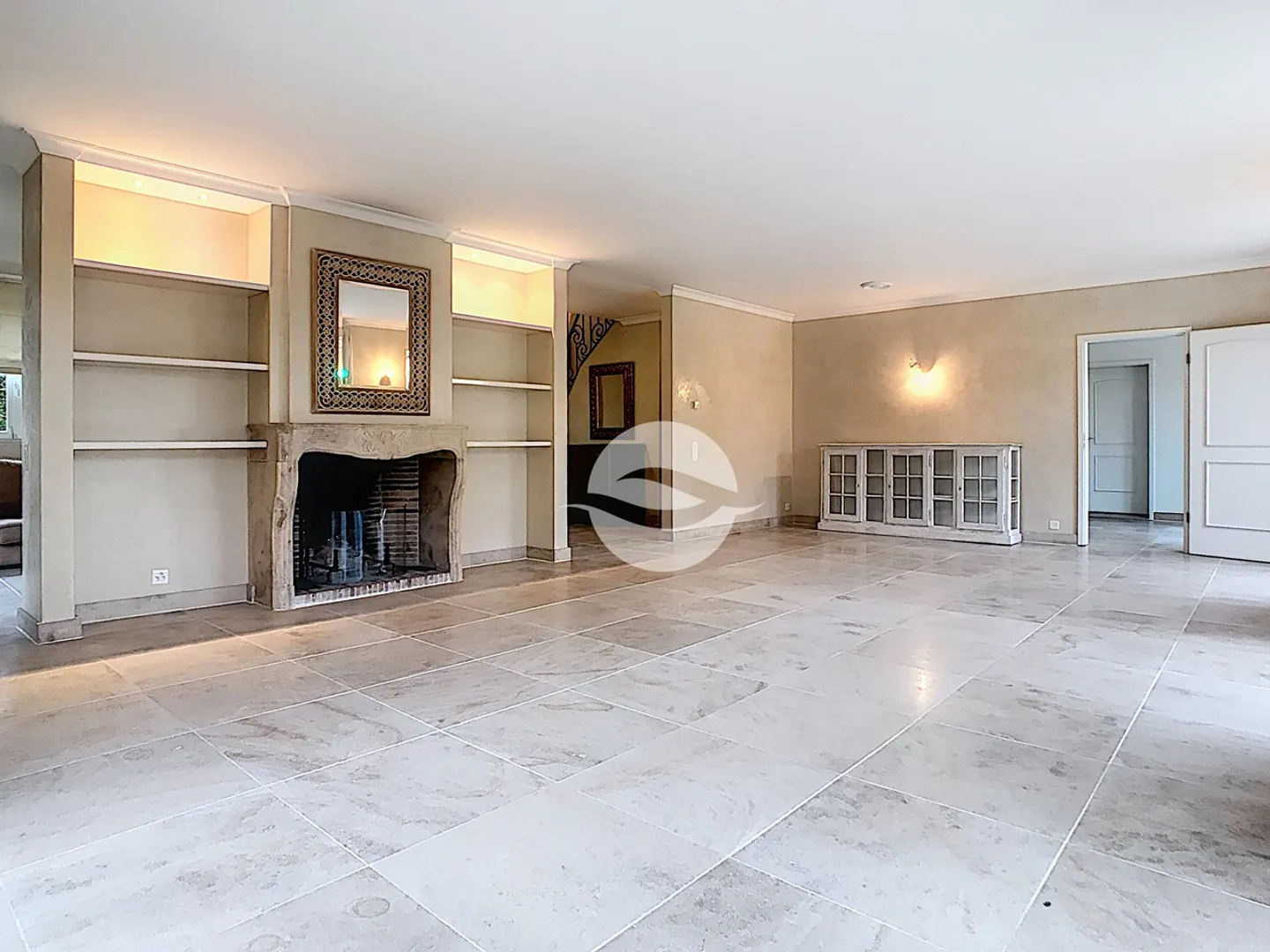 Magnificent detached villa with 4 bedrooms and swimming pool - Photo 2 of 17