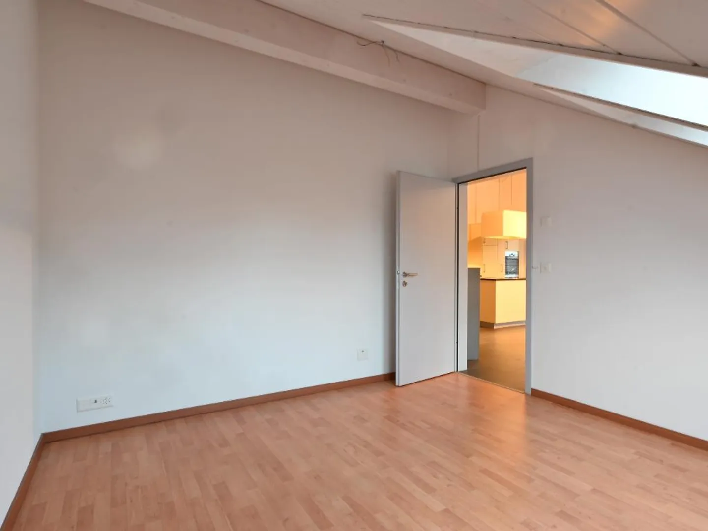 Gansingen: Ampio appartamento mansardato di 3,5 locali con balcone, camino e parcheggio - Foto 11 di 13