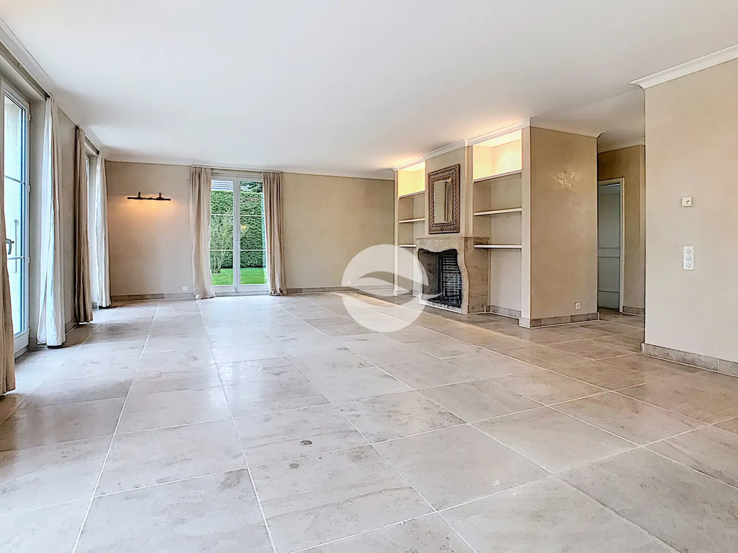 Magnificent detached villa with 4 bedrooms and swimming pool - Photo 3 of 17