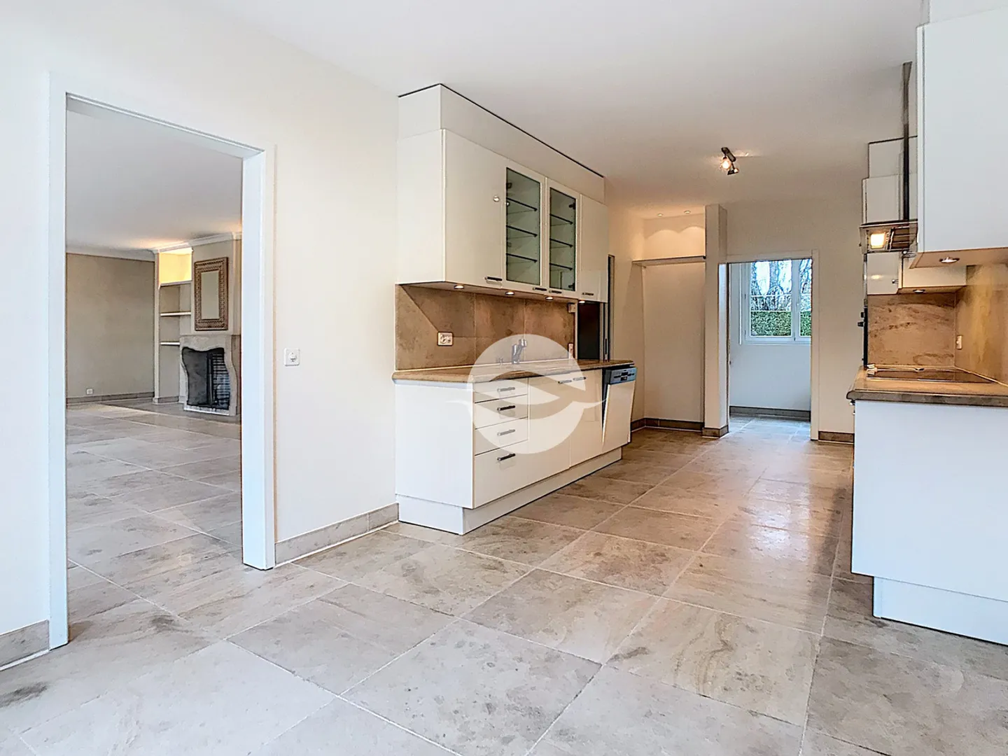 Magnificent detached villa with 4 bedrooms and swimming pool - Photo 4 of 17