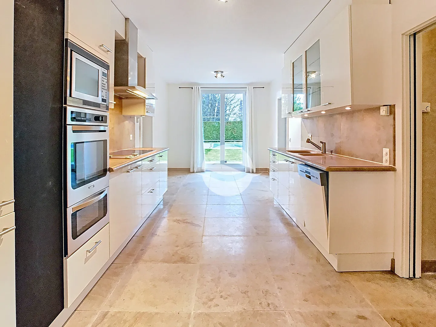 Magnificent detached villa with 4 bedrooms and swimming pool - Photo 5 of 17