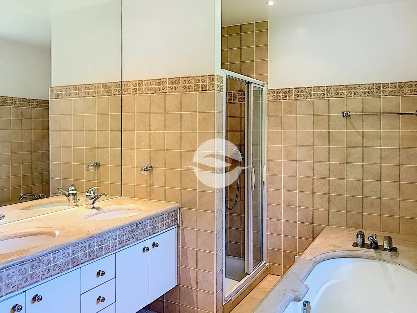 Magnificent detached villa with 4 bedrooms and swimming pool - Photo 11 of 17