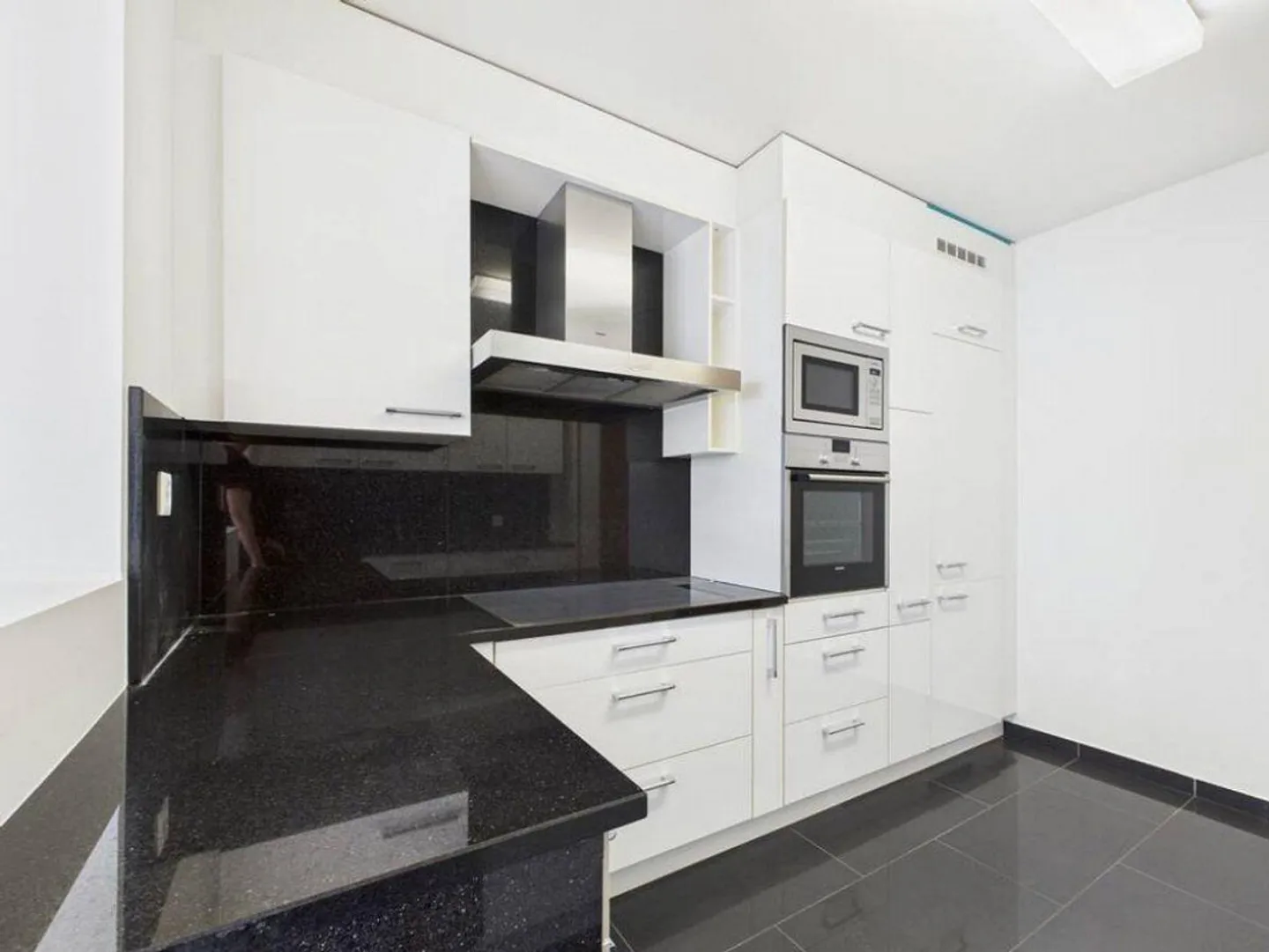 Luminaire et spacieux dans un emplacement central - Photo 12 sur 13