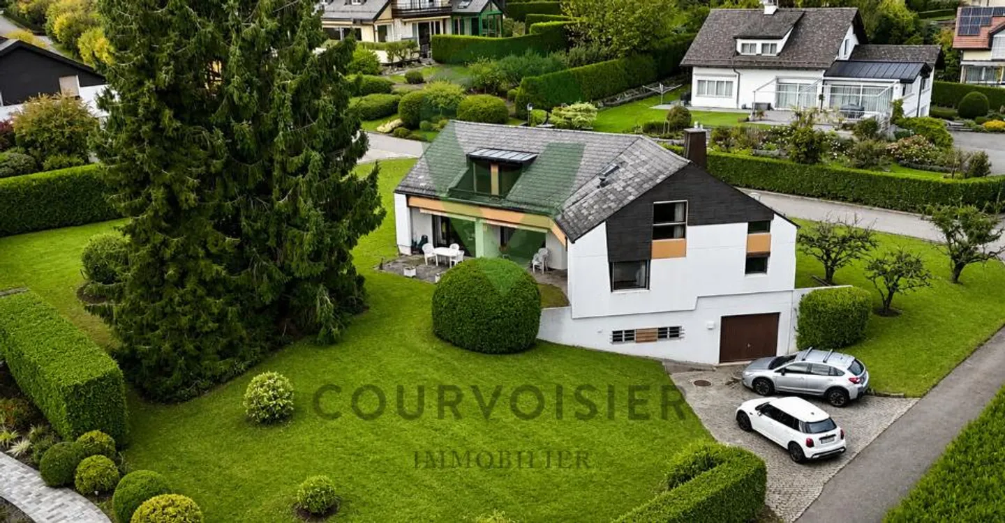 Casa Familiare Brutalista Unica - Foto 1 di 11