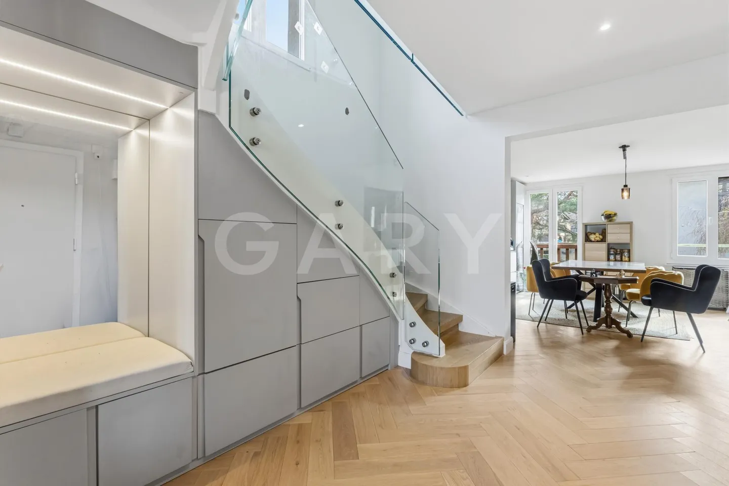 Stunning Penthouse Duplex - Photo 4 of 12