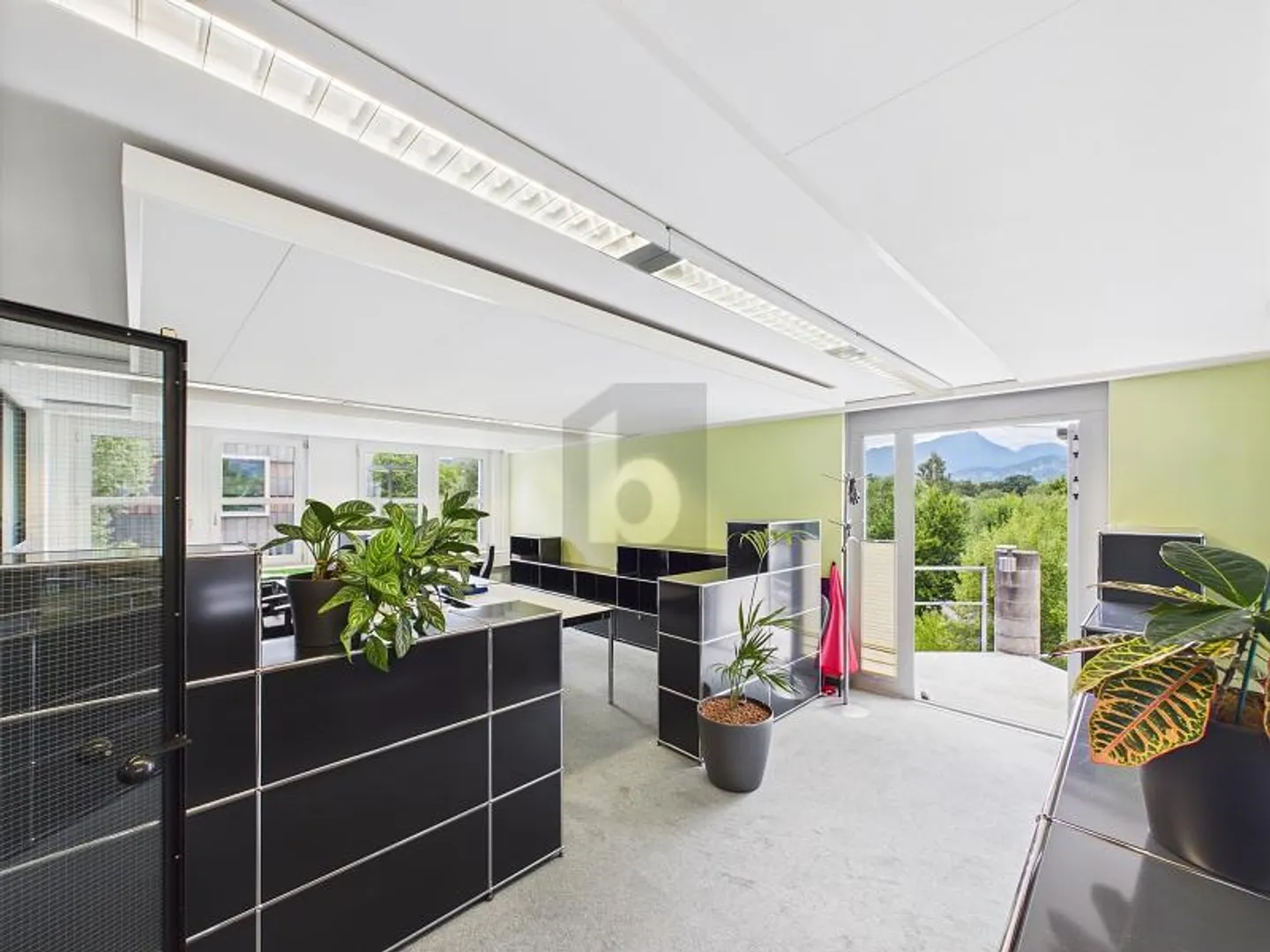 AN DER AUTOBAHNAUSFAHRT, RUHIG SITUIERT - Foto 1 von 6