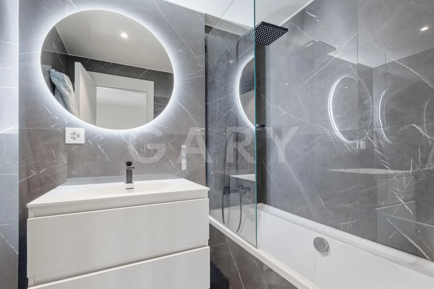 Stunning Penthouse Duplex - Photo 8 of 12