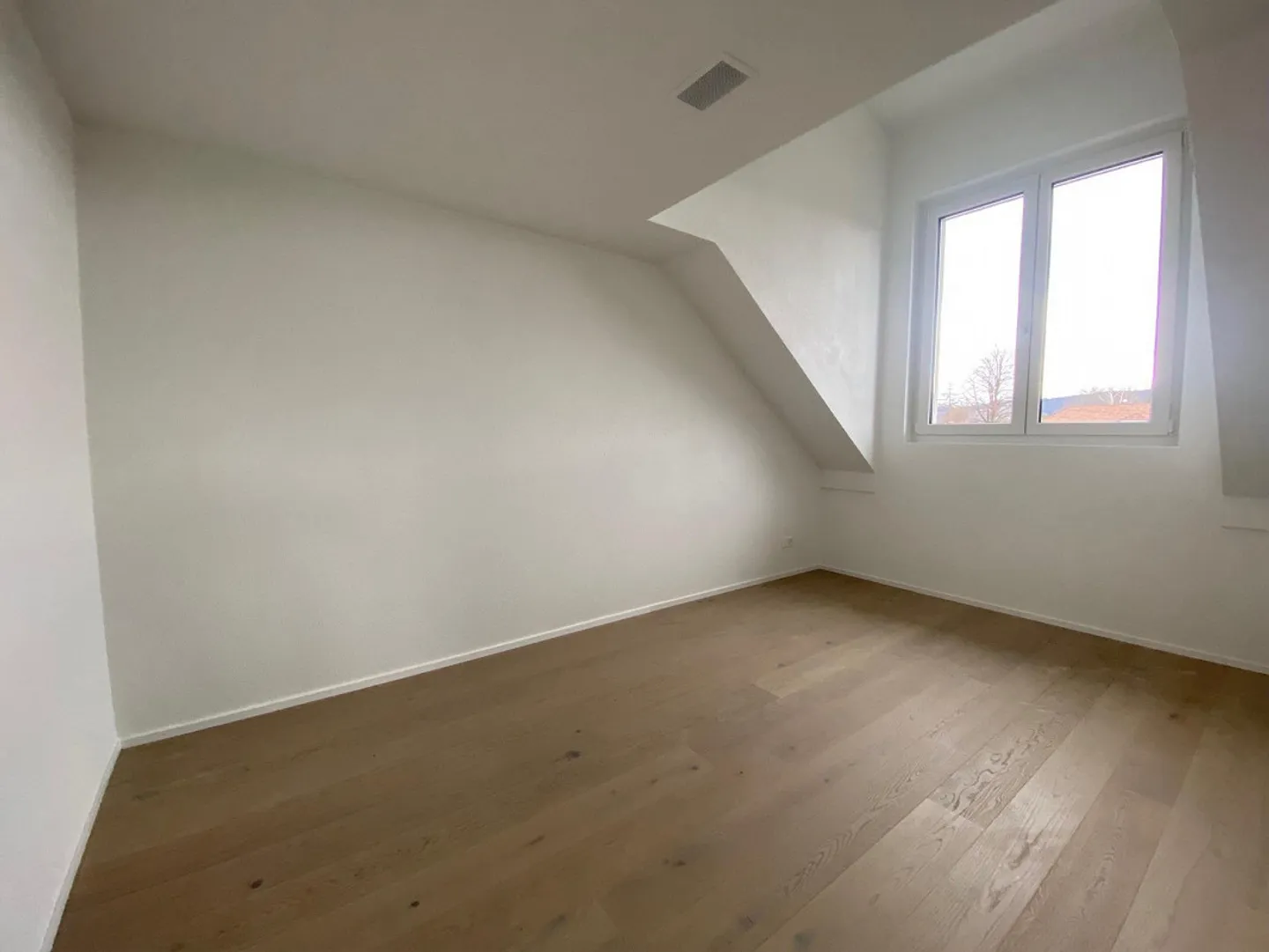 Charmante appartement de 4,5 pièces avec légères pentes de toit - Photo 4 sur 9