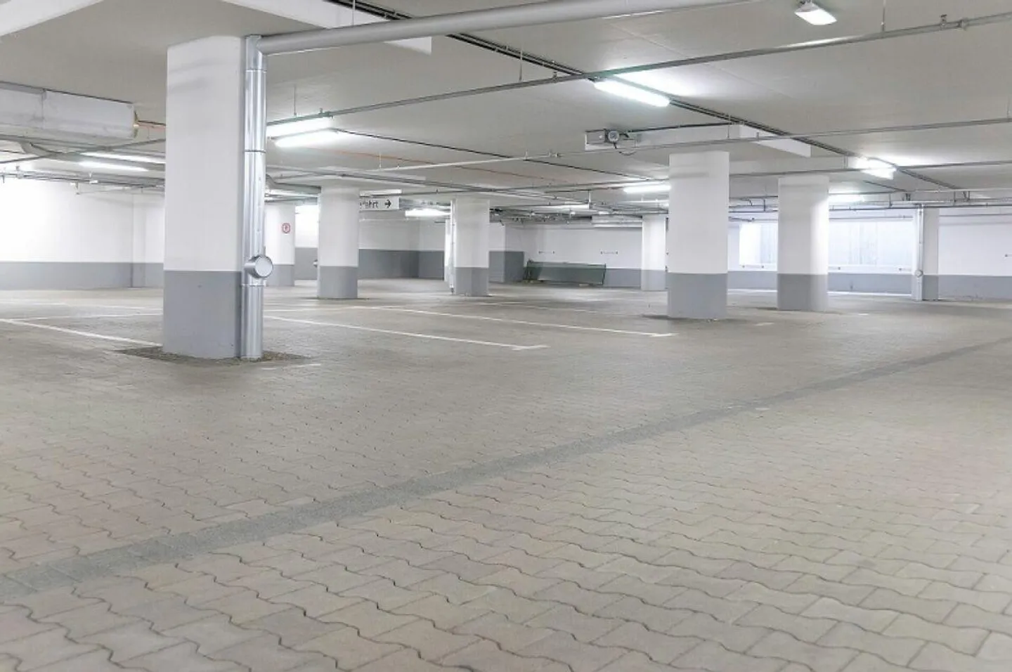 Tiefgaragenplatz zu vermieten - Foto 2 von 3