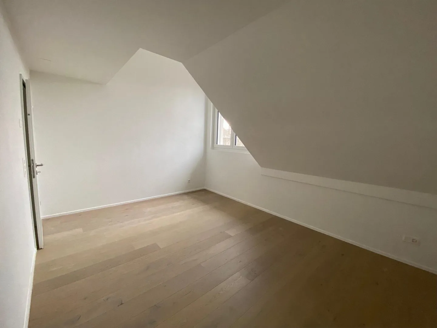 Charmante appartement de 4,5 pièces avec légères pentes de toit - Photo 3 sur 9