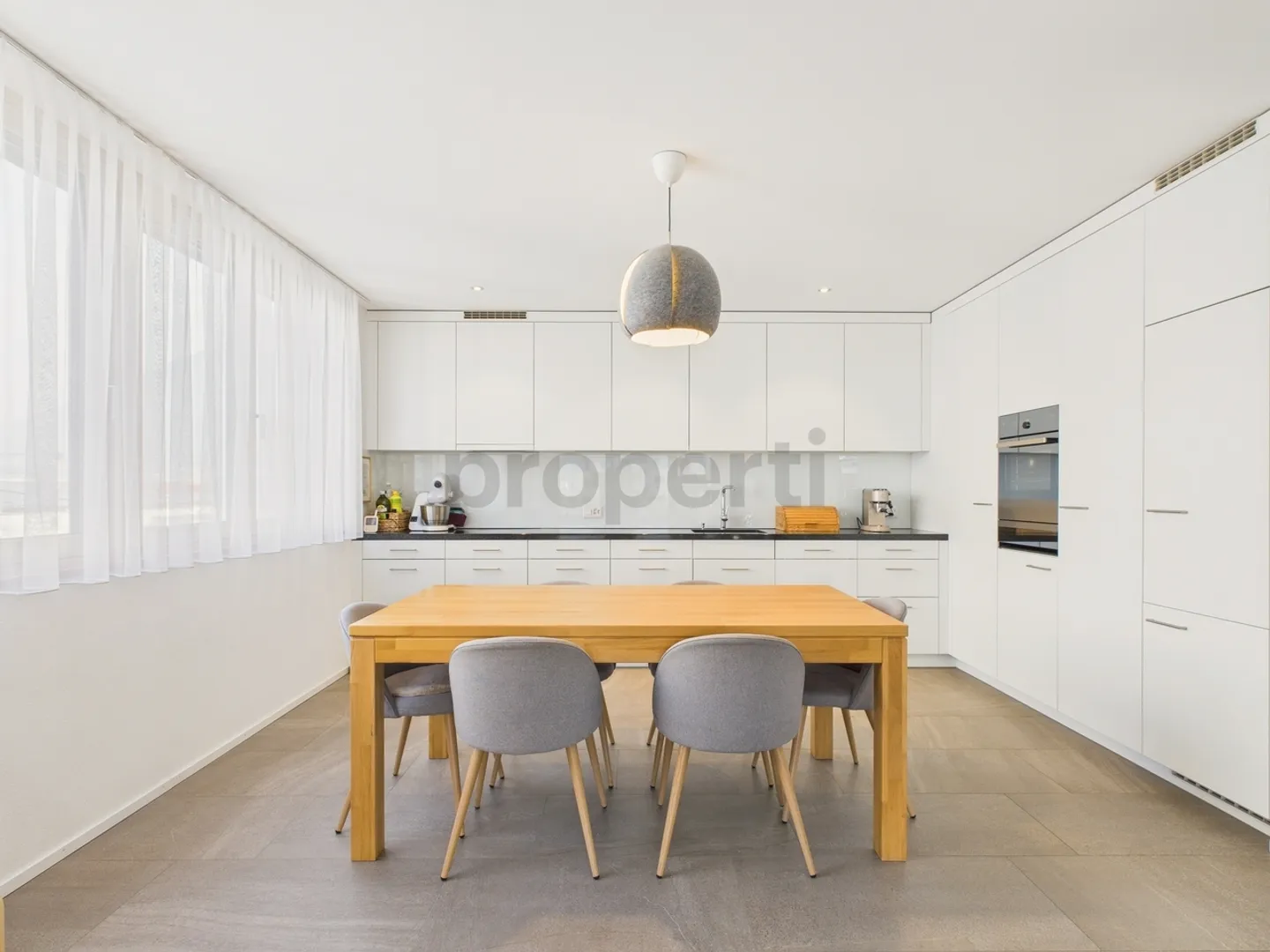 Modern 3.5-room apartment with balcony in Sevelen - Photo 2 of 11