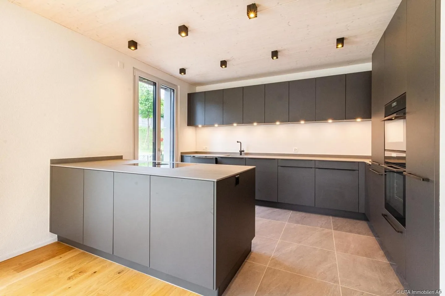 Newly built single-family house with generous space and more... - Photo 4 of 19