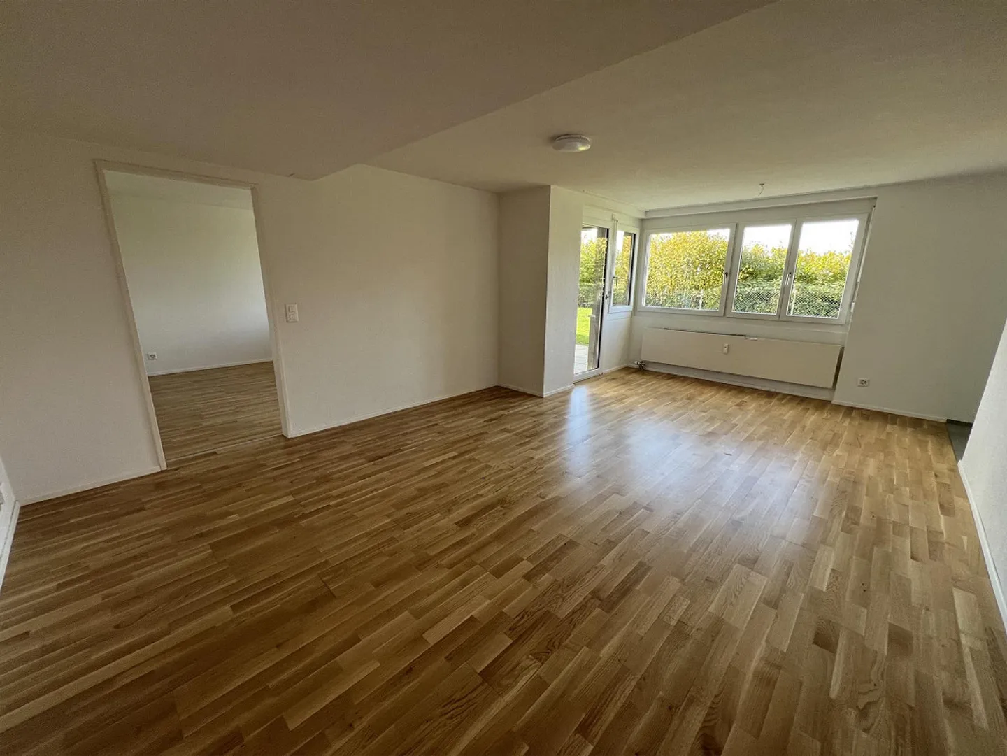 Topmoderne 2.5-Zimmer-Wohnung mit grossem Sitzplatz - Foto 3 von 10