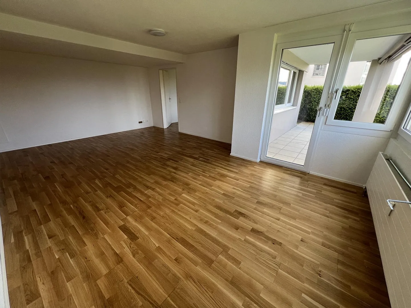Topmoderne 2.5-Zimmer-Wohnung mit grossem Sitzplatz - Foto 4 von 10
