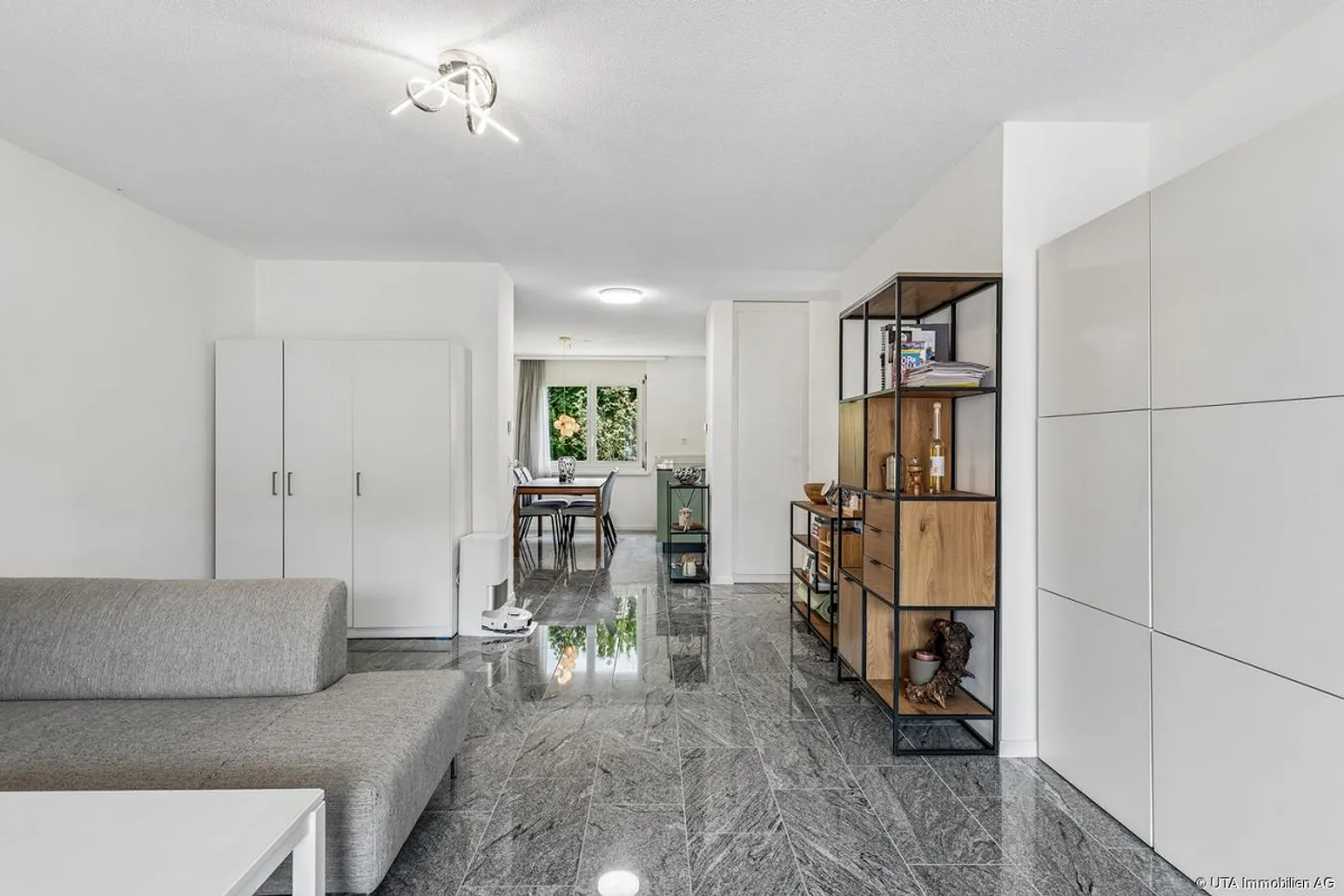 Appartement spacieux de 3,5 pièces dans une petite maison multifamiliale - Photo 5 sur 14