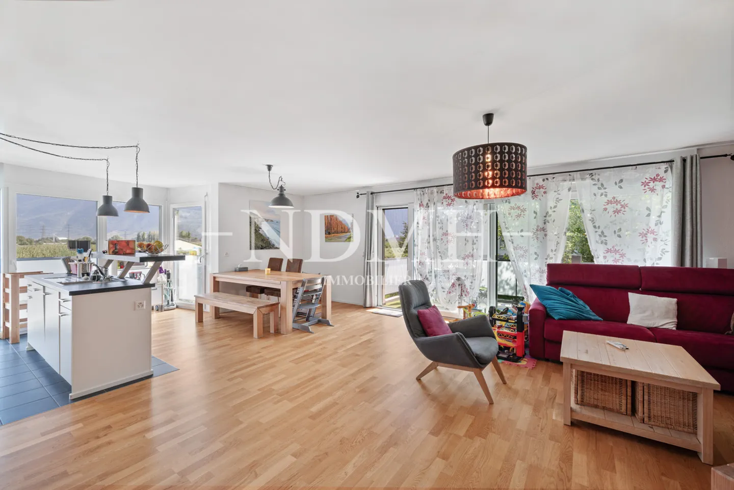 Spacious 4.5-room apartment in the heart of a sought-after neighborhood - Photo 2 of 17