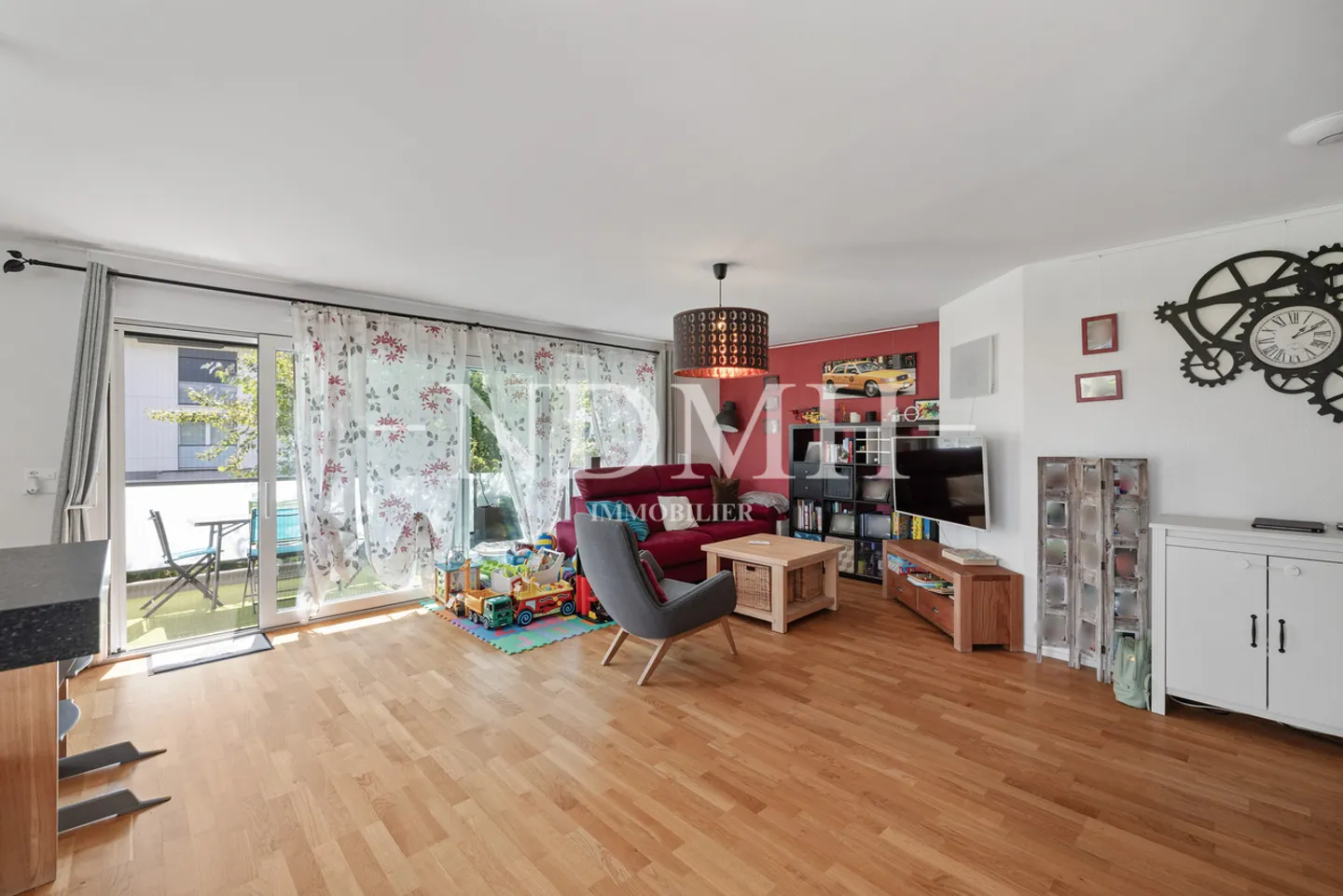 Spacious 4.5-room apartment in the heart of a sought-after neighborhood - Photo 1 of 17