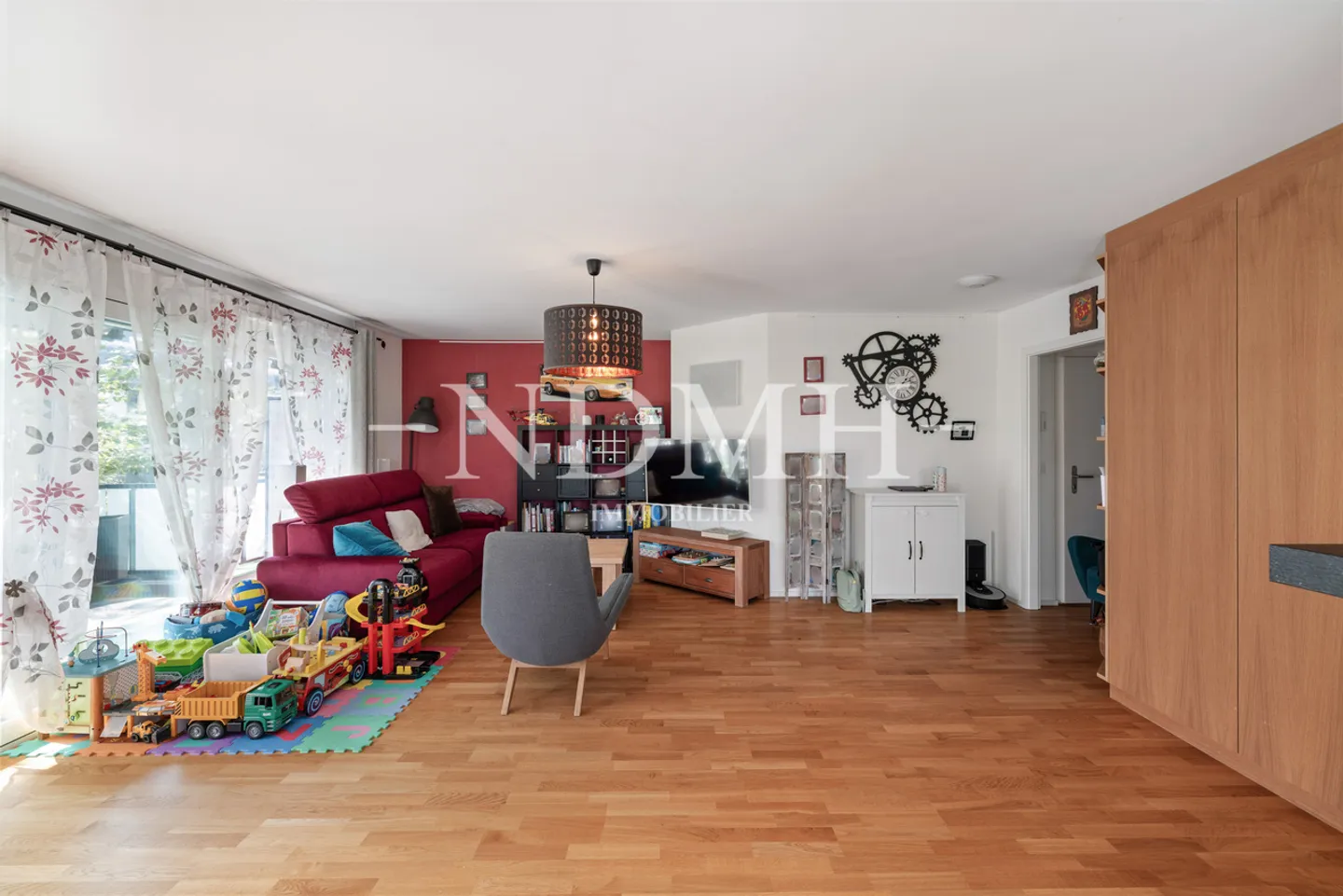 Spacious 4.5-room apartment in the heart of a sought-after neighborhood - Photo 4 of 17