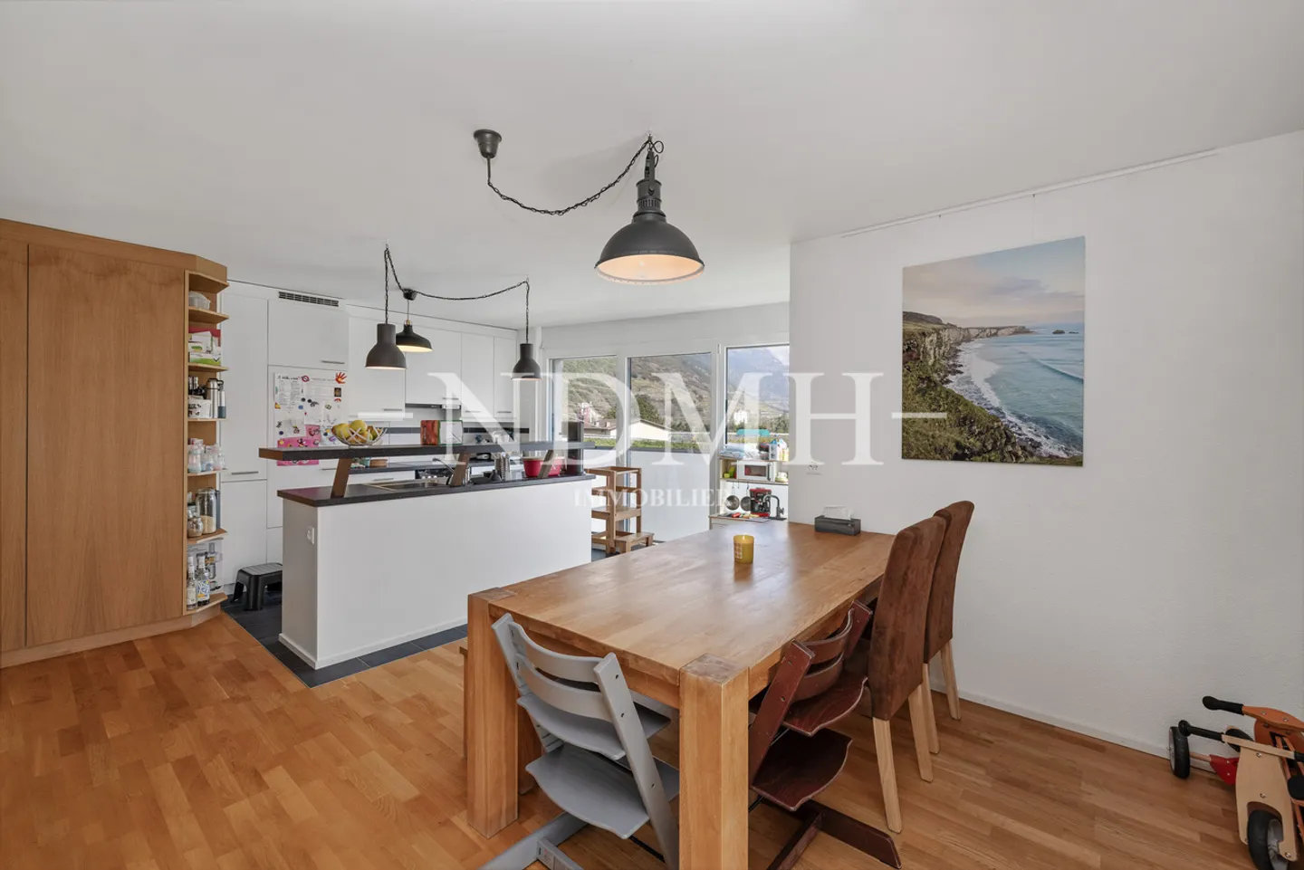 Spacious 4.5-room apartment in the heart of a sought-after neighborhood - Photo 5 of 17