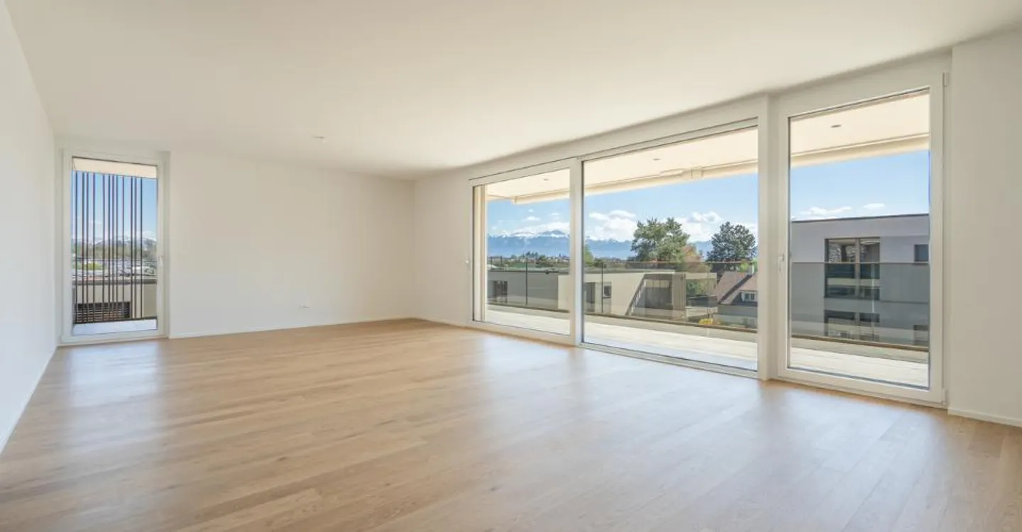 Stunning 4.5-room apartment with spacious balcony on the top floor - Photo 3 of 10
