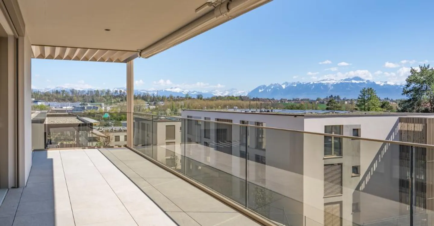 Stunning 4.5-room apartment with spacious balcony on the top floor - Photo 1 of 10
