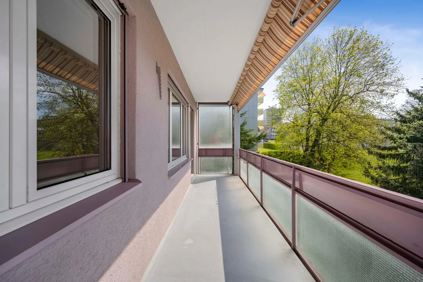 Luminoso appartamento di 3 stanze in un'area verde - Foto 9 di 10