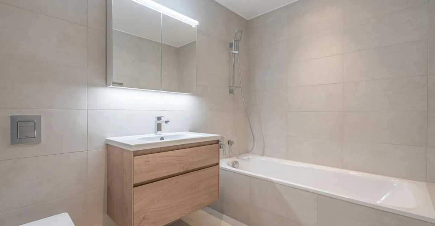 Stunning 4.5-room apartment with spacious balcony on the top floor - Photo 9 of 10