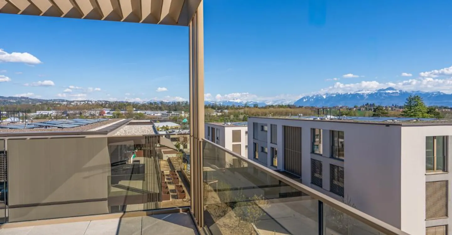 Stunning 4.5-room apartment with spacious balcony on the top floor - Photo 10 of 10