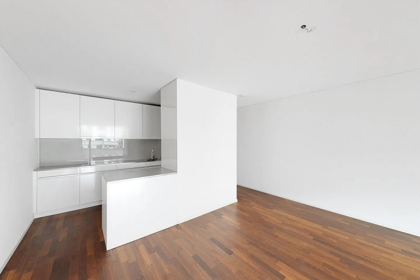 Dreamlike Apartment Near Train Station - Photo 5 of 13