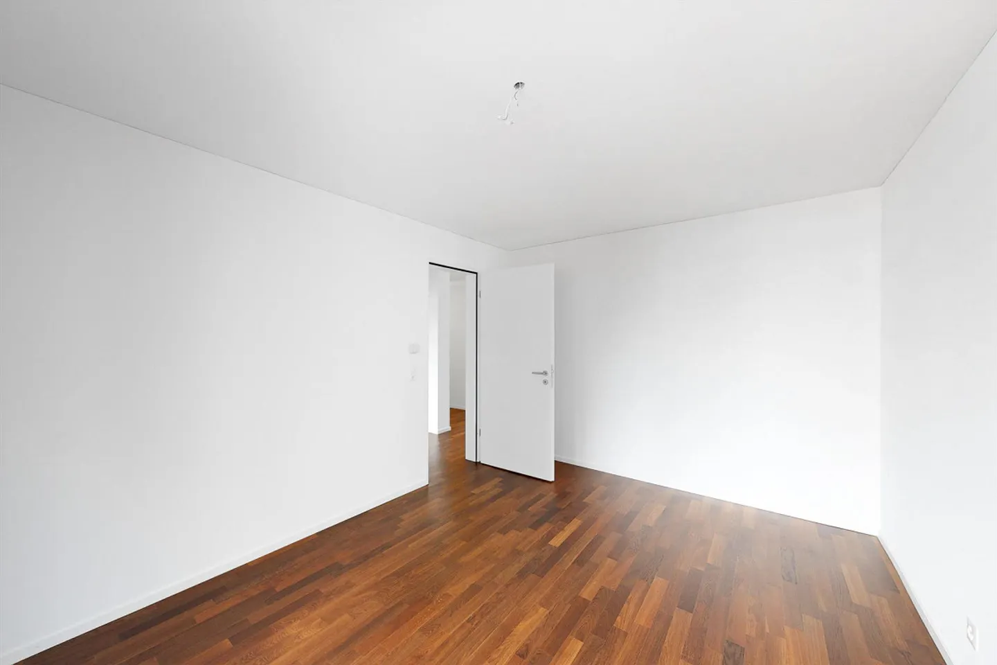 Dreamlike Apartment Near Train Station - Photo 7 of 13