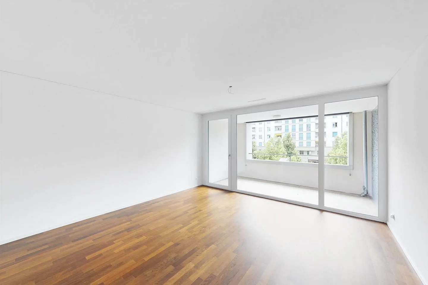 Dreamlike Apartment Near Train Station - Photo 2 of 13