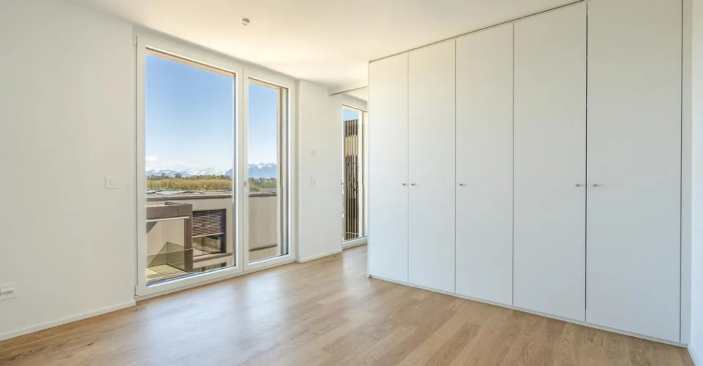 Stunning 4.5-room apartment with spacious balcony on the top floor - Photo 7 of 10