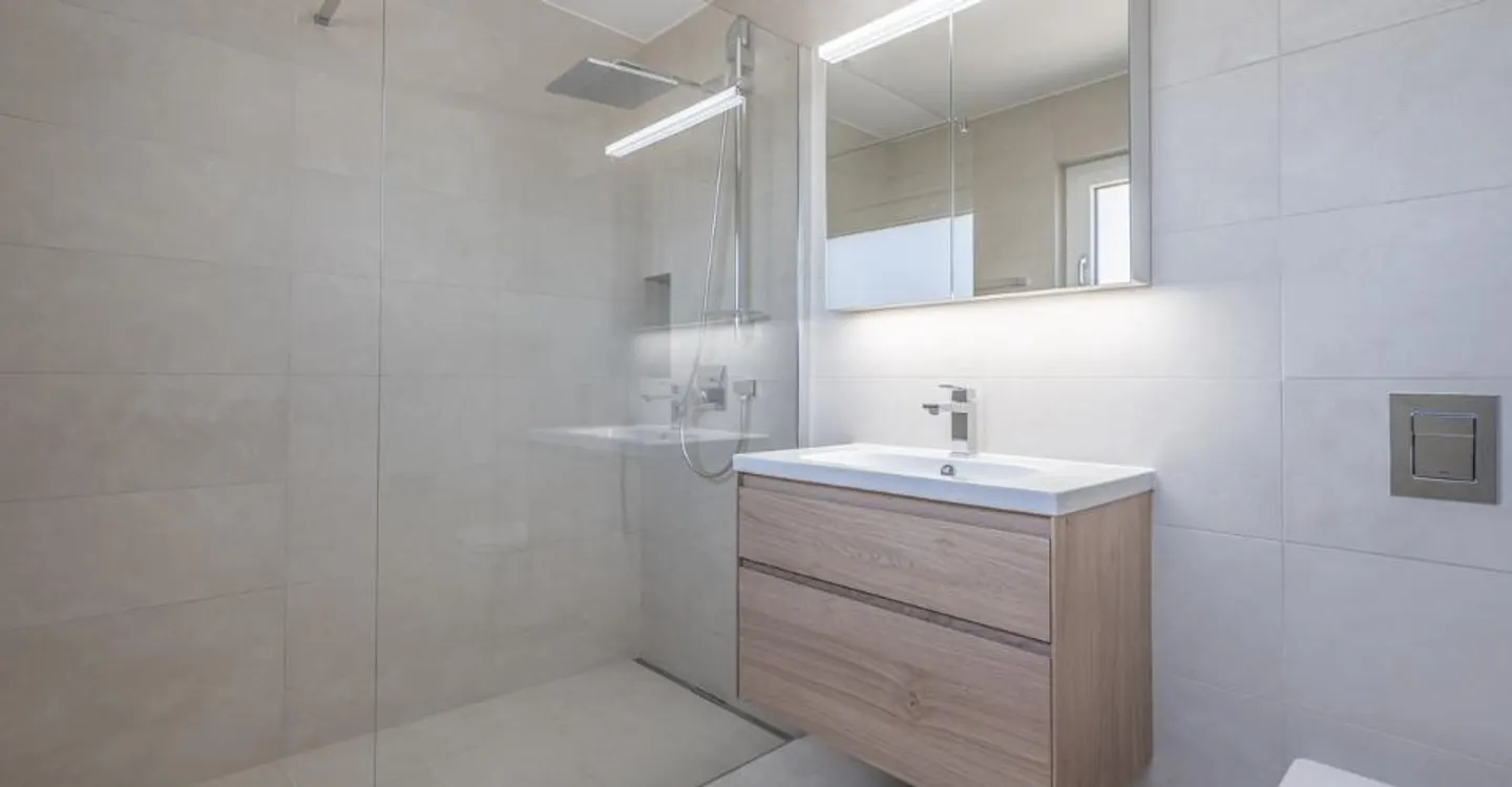 Stunning 4.5-room apartment with spacious balcony on the top floor - Photo 8 of 10