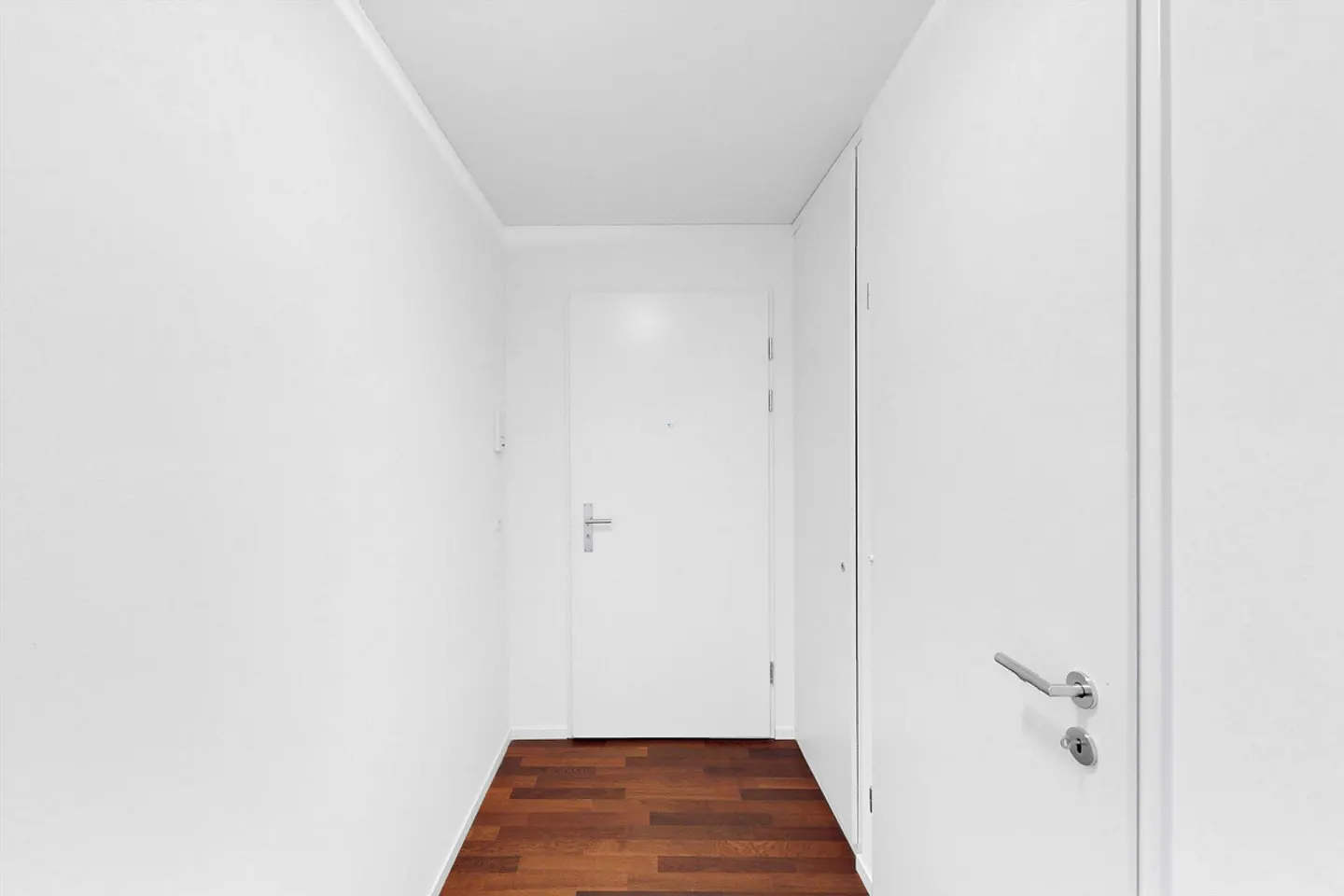 Dreamlike Apartment Near Train Station - Photo 8 of 13