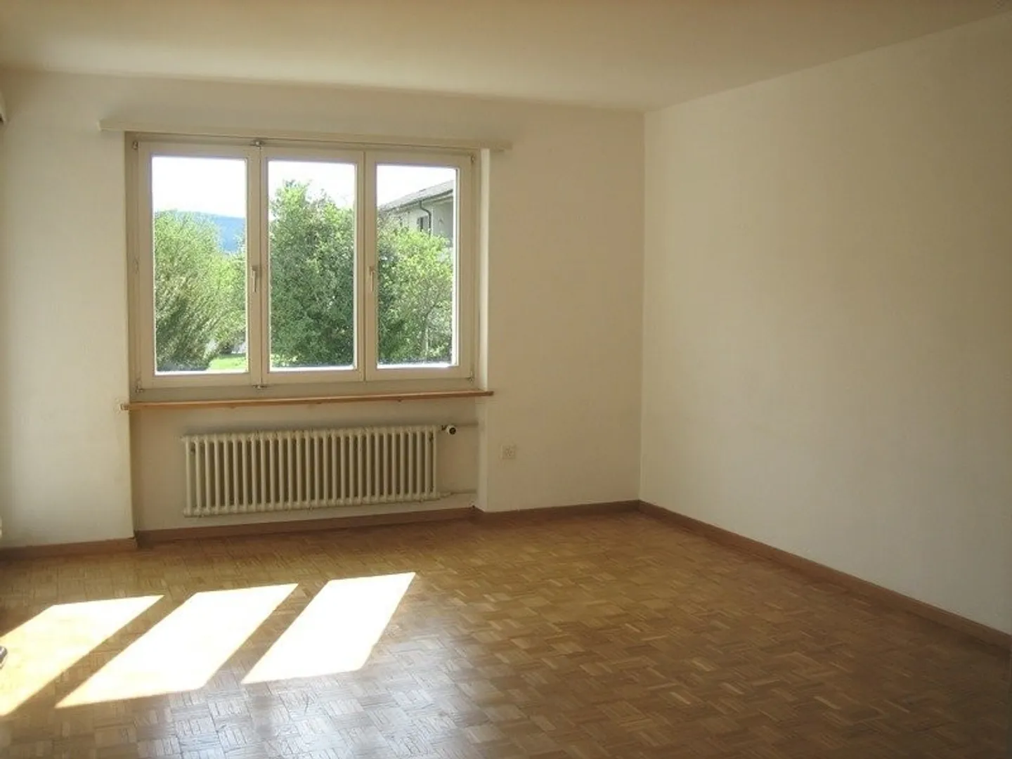 Charming 2.5-Room Apartment - Photo 2 of 6