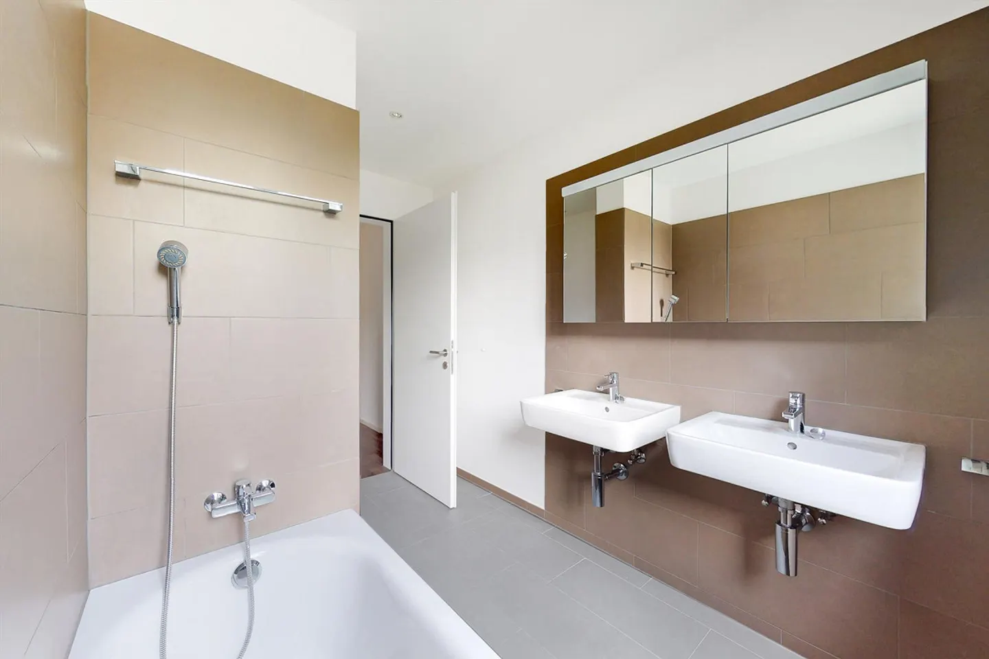 Dreamlike Apartment Near Train Station - Photo 10 of 13