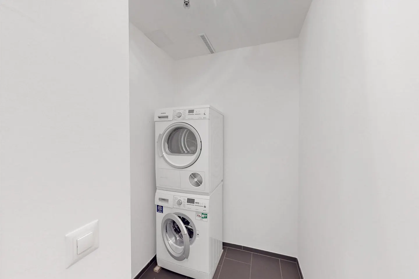 Dreamlike Apartment Near Train Station - Photo 11 of 13
