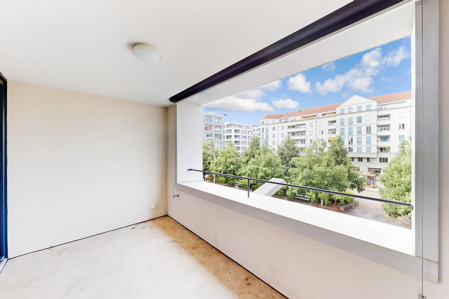 Dreamlike Apartment Near Train Station - Photo 13 of 13