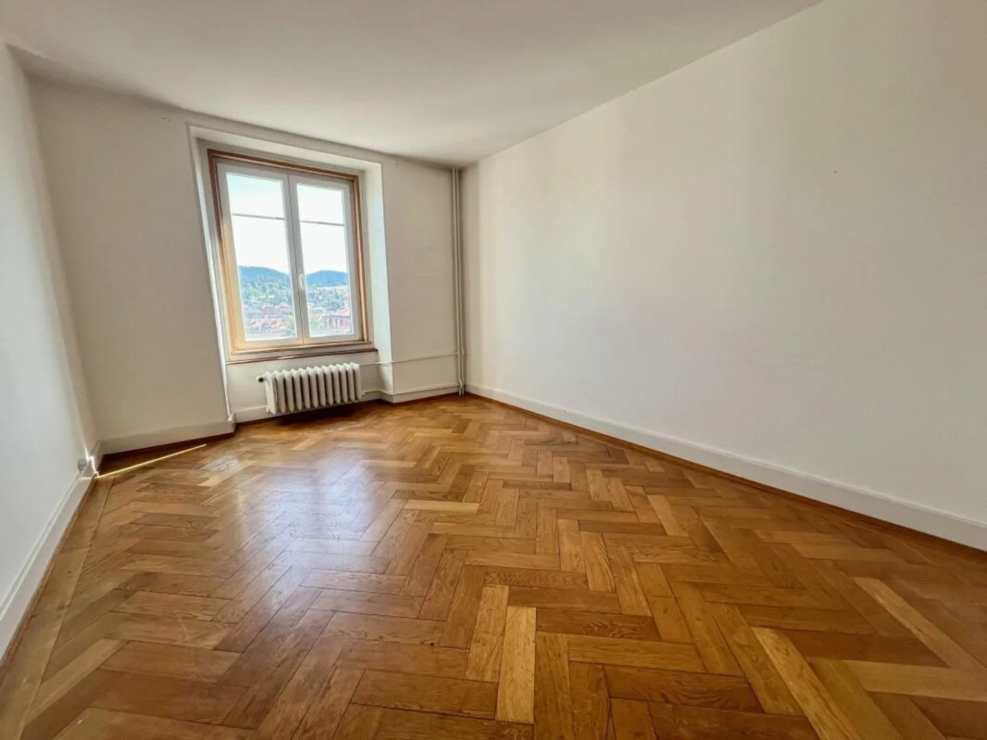 Appartamento di 4 stanze da ristrutturare con garage e giardino comune - Foto 2 di 13