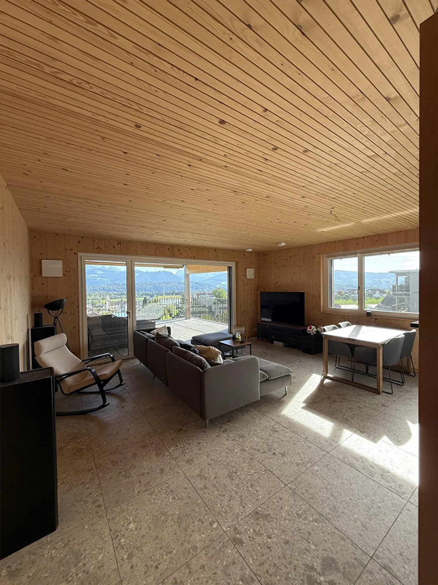 Modernes Apartment mit Bergsicht - Foto 1 von 15