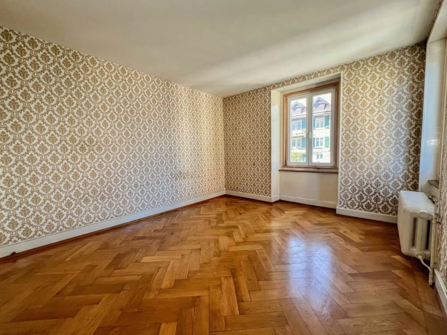 Appartamento di 4 stanze da ristrutturare con garage e giardino comune - Foto 3 di 13