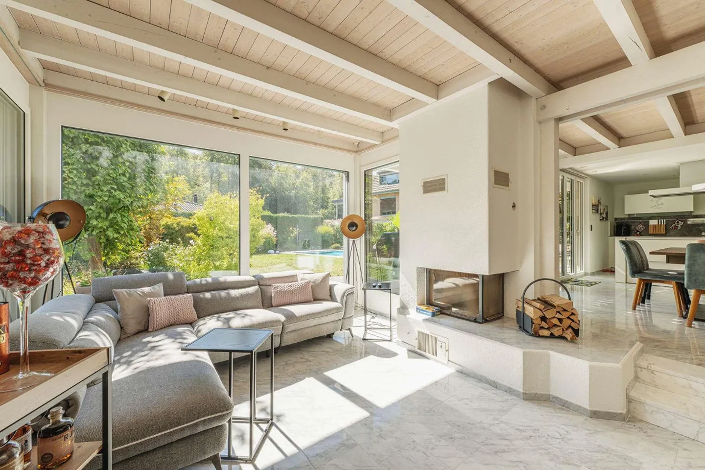 Family-friendly single-family home with spacious garden and pool - Photo 4 of 16