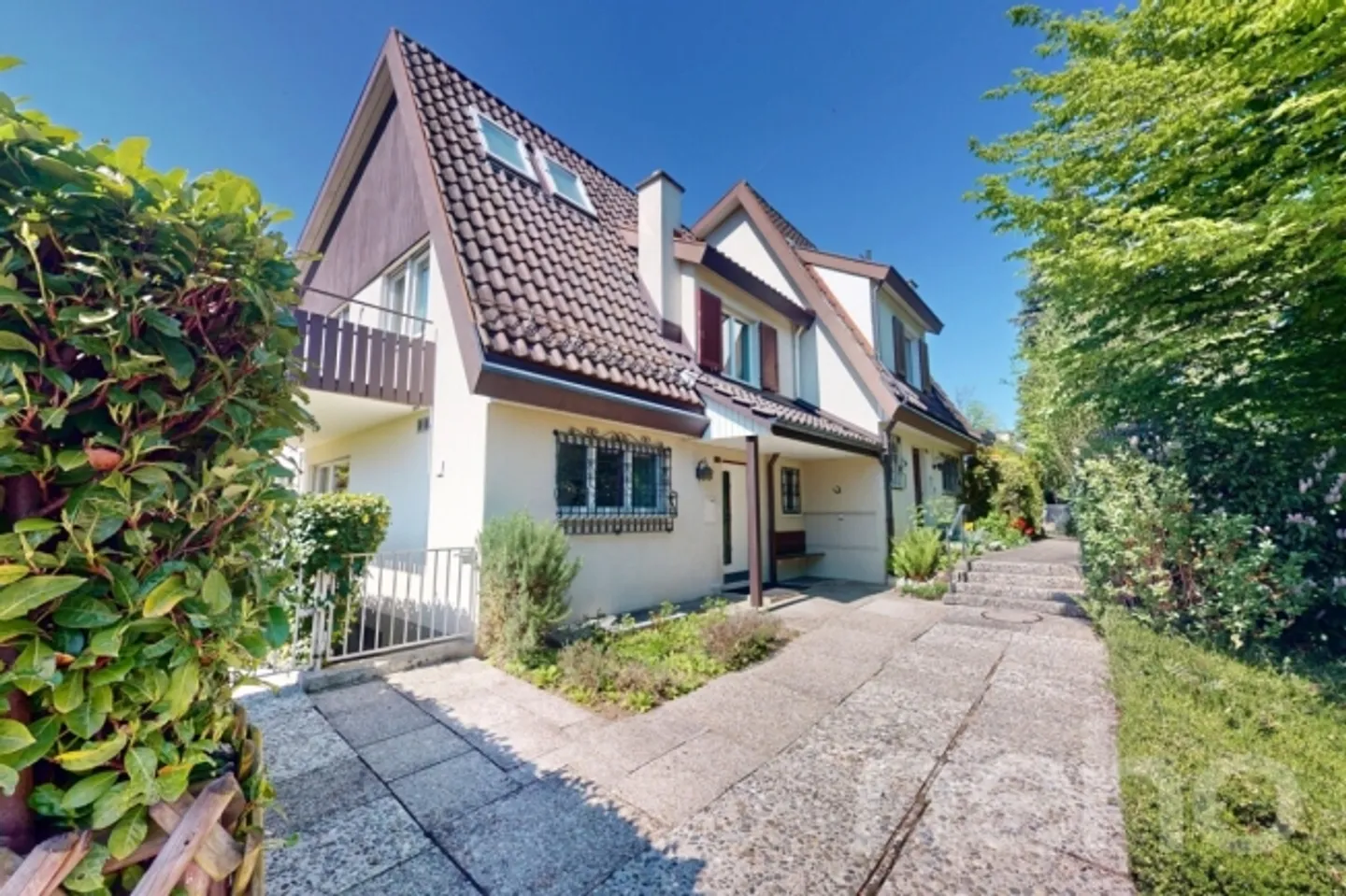 «6.5-room semi-detached house with beautiful garden and pool» - Photo 1 of 13