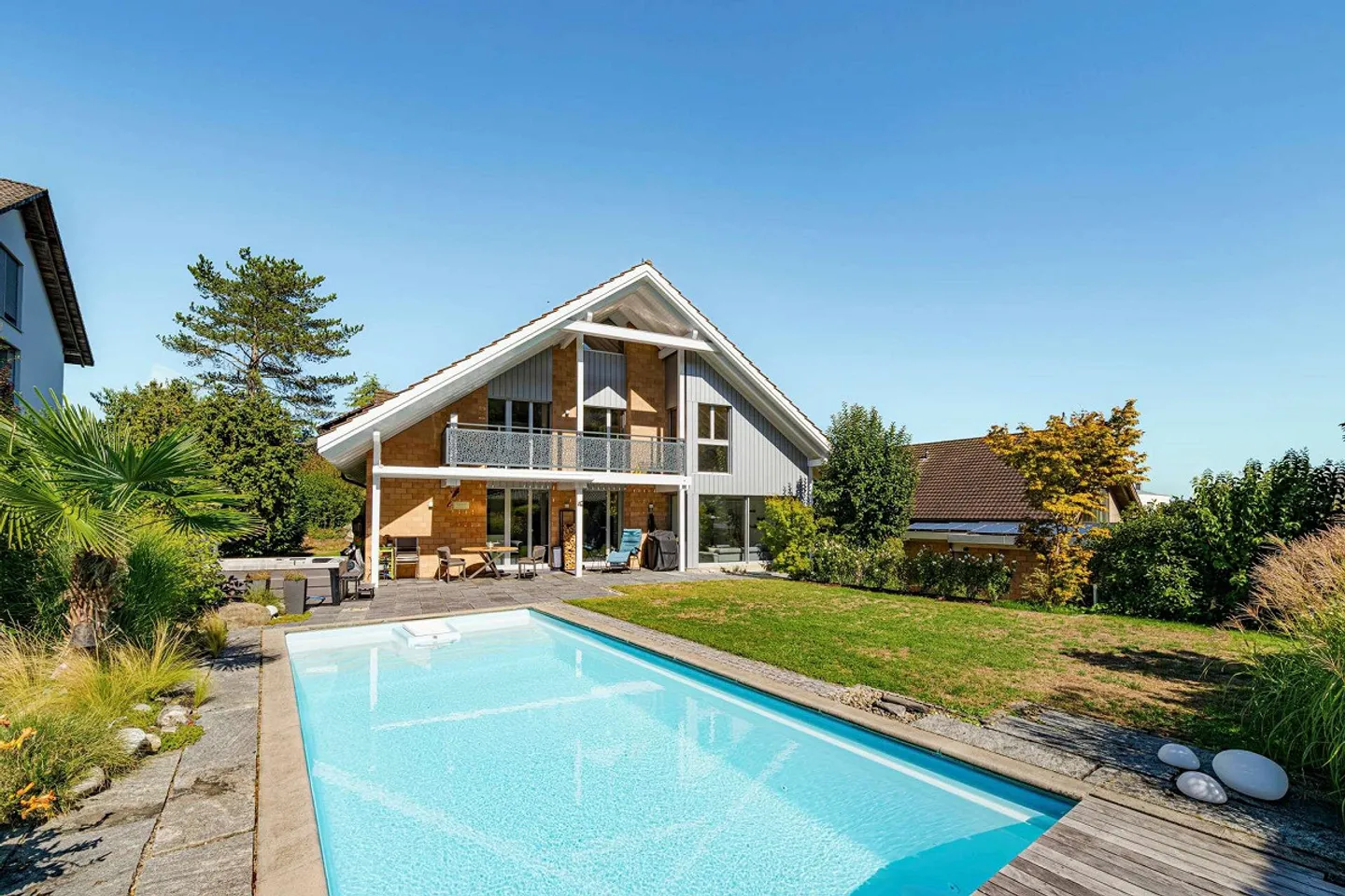 Family-friendly single-family home with spacious garden and pool - Photo 1 of 16