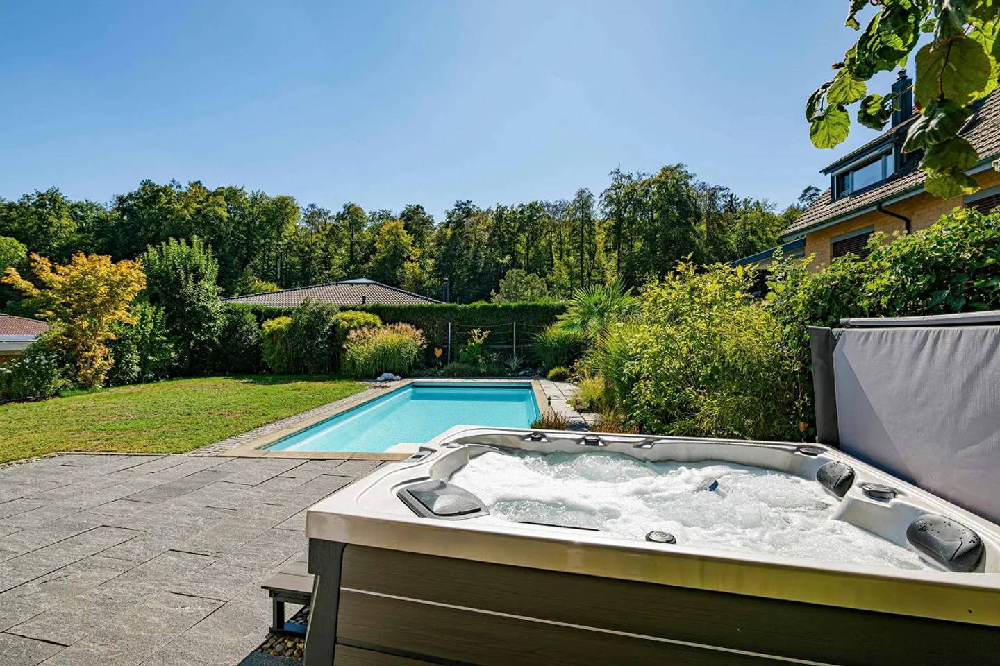 Family-friendly single-family home with spacious garden and pool - Photo 2 of 16