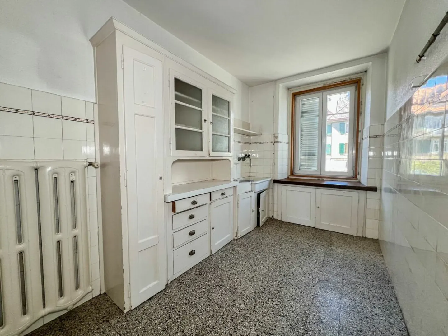 Appartamento di 4 stanze da ristrutturare con garage e giardino comune - Foto 5 di 13